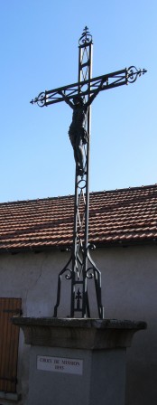 Croix de mission dans le village de Chaussan m